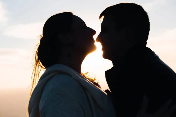 Silueta romantického páru při západu slunce — Stock fotografie