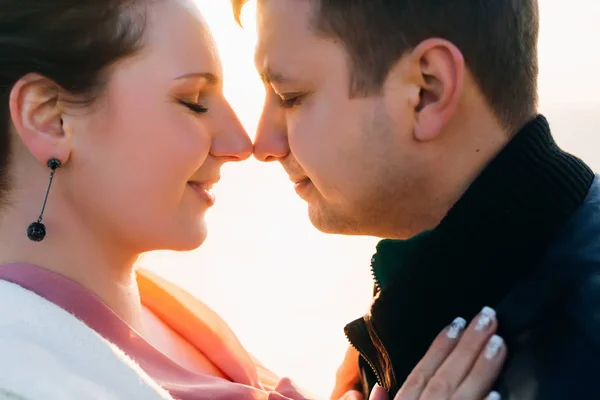 Profil av ett par förälskade som slutna ögon och solljus mellan — Stockfoto