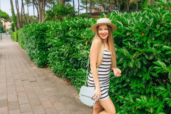 Menina em um vestido com uma bolsa e velejador perto dos arbustos. Beaut... — Fotografia de Stock