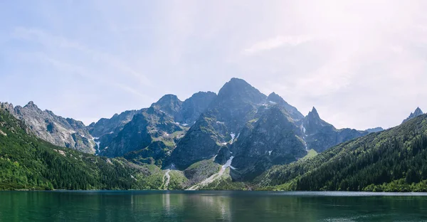 İnanılmaz doğa, dağlarda göl, blu ile yaz manzara — Stok fotoğraf