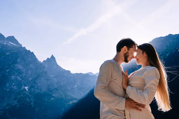 Par i kärlek stängde sina ögon på bakgrunden av picturesqu — Stockfoto