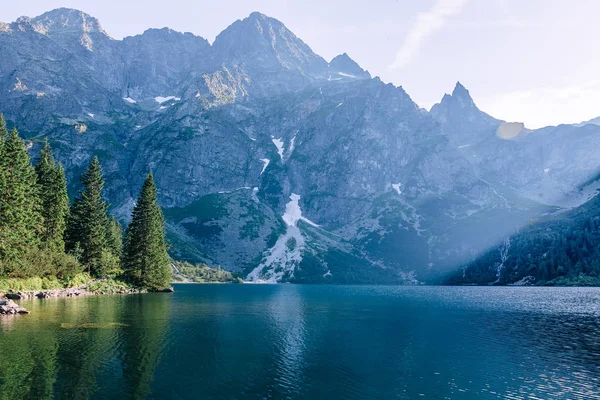 Deniz gözü. Tatra 'daki Dağ Gölü. yüksek kayalık dağlar. — Stok fotoğraf