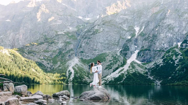 Verliebte Paare küssen sich auf Steinen. malerische felsige Berge, l — Stockfoto