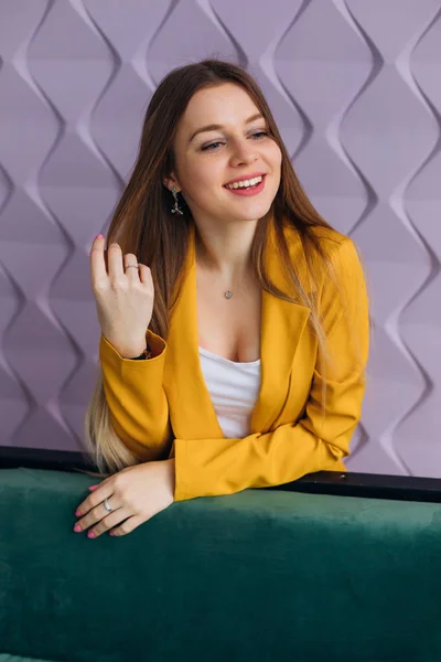 Hermosa chica con pecas en chaqueta amarilla y blusa blanca. — Foto de Stock