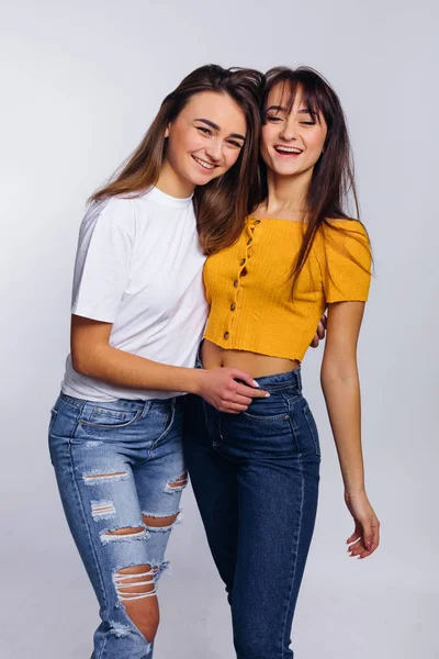 Meninas abraçando e sorrindo para a câmera. foto de moda. estilo . — Fotografia de Stock