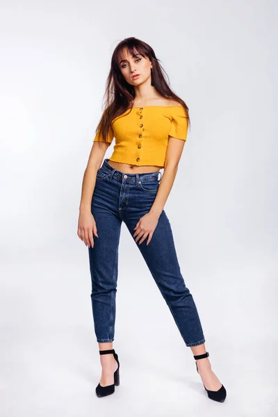 Retrato de moda de mujer vestida con blusa amarilla y jeans. S — Foto de Stock