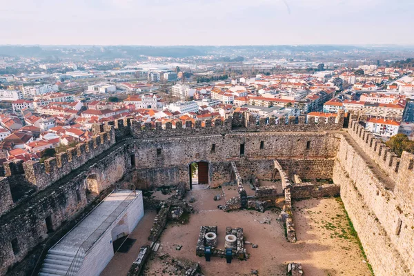 中世の要塞都市の上の石の壁と。空と地平線 — ストック写真