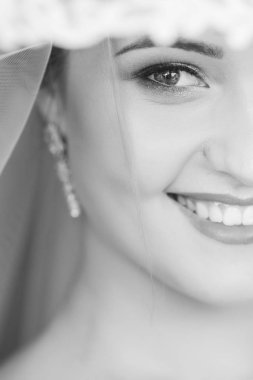 Gelinin yüzünün yarısı siyah beyaz fotoğrafta. Kız şeye bakıyor...