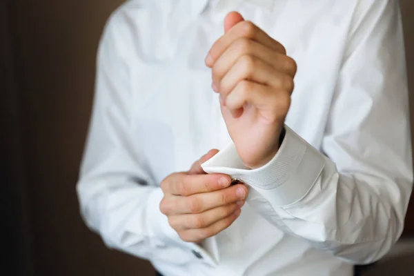 Hombre manos usando blanco shirta — Foto de Stock