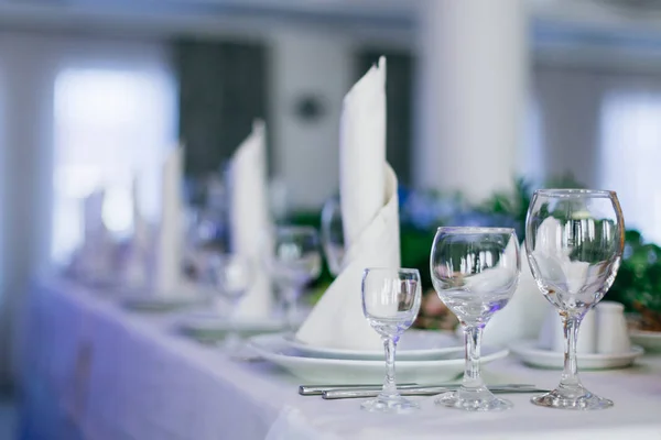 Svatební hostina. stoly s talíři, sklenicí na víno a ubrousky. — Stock fotografie