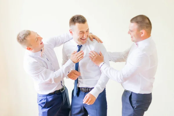 Γαμπρός και groomsmen σε κομψό λευκό πουκάμισα και μπλε παντελόνι. Φρι. — Φωτογραφία Αρχείου