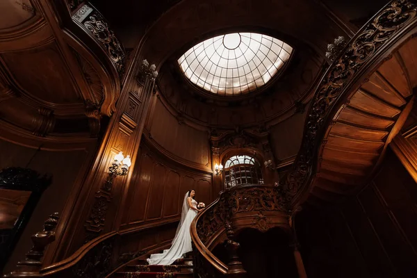 Amplio hall forrado con madera y elegantes escaleras con tallas. novia — Foto de Stock