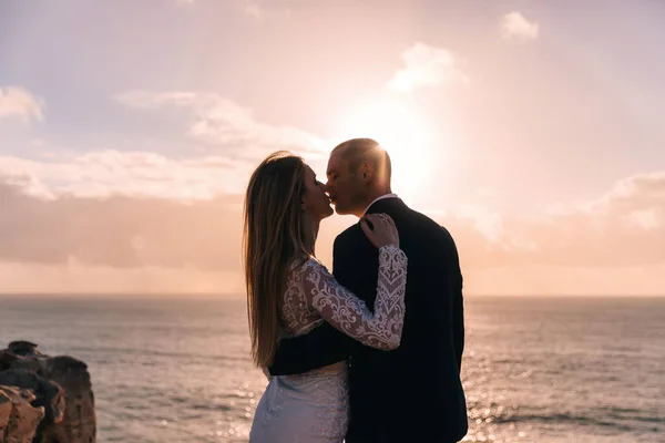 Les mariés fermèrent les yeux et s'embrassèrent sur les rochers — Photo