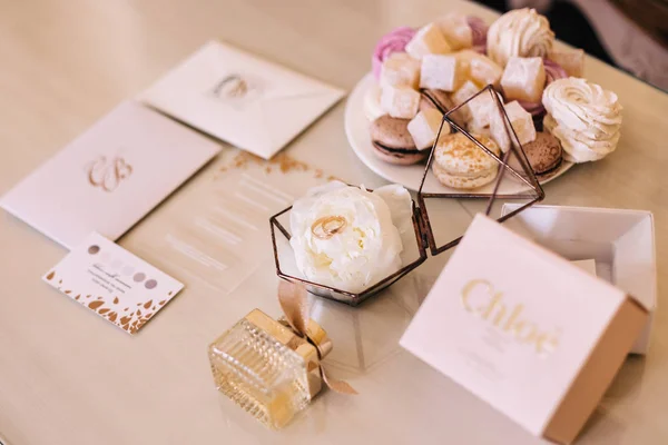 Closeup of wedding invitations, wedding rings in a stylish box, — Stok fotoğraf