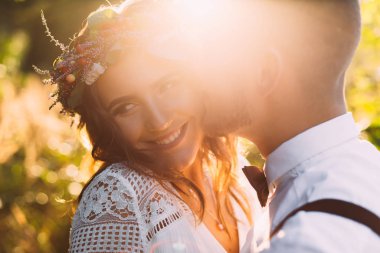 kafasından bir çelenk ile güzel bir kız. Festival kıyafetinde adam