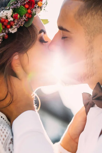 Uma menina com uma coroa na cabeça e um cara com um beijo de barba e — Fotografia de Stock