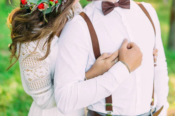 Дівчина в білій сукні обіймає хлопця в білій сорочці з краваткою — стокове фото