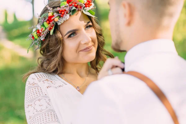 Lány egy gyönyörű smink és koszorú a fejét rögzíti a bo — Stock Fotó