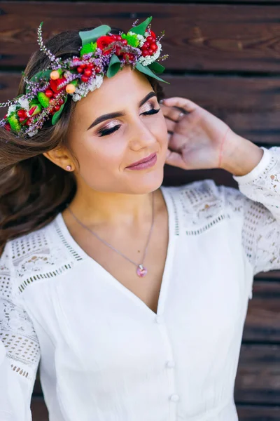 Girl with a wreath on her head holds her hand in curly hair. mak — Stock Photo, Image