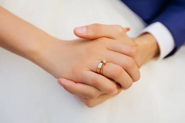 Közelkép menyasszony kéz jegygyűrűvel. A friss házasok kitartanak. — Stock Fotó