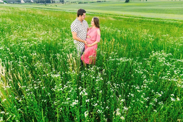 Karı ve koca yeşil çimlerin arasında birbirlerine bakıyorlar. Huma. — Stok fotoğraf