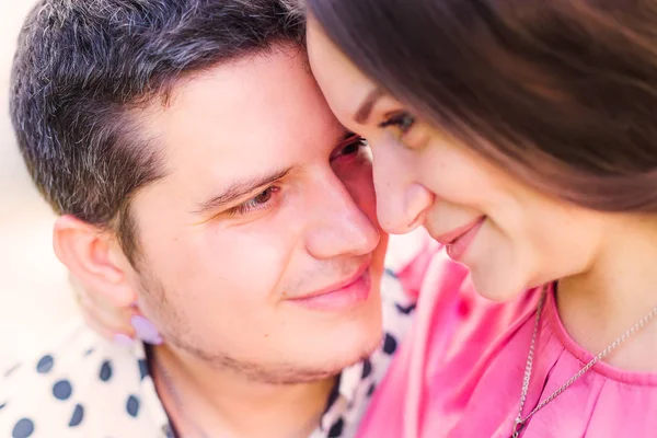 Marido mira suavemente a su esposa embarazada. primer plano de las caras de e —  Fotos de Stock