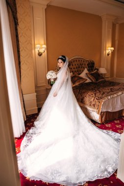 Gelinlik içinde gelinlik ve uzun kuyruklu gelinlik bir düğün düzenliyor.