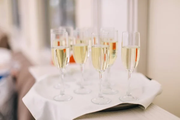 Gafas de champán en la cinta blanca — Foto de Stock
