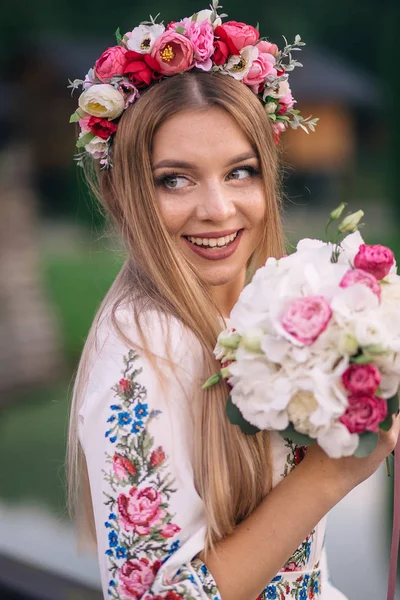 Крупный план невесты в вышитом платье со свадебным буком — стоковое фото