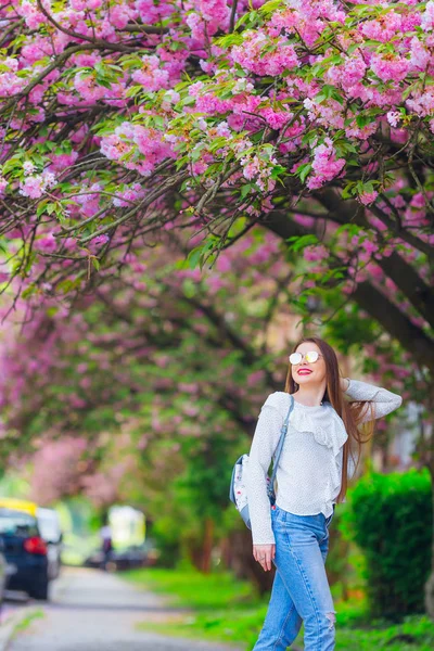 Rosa Blommor Japansk Körsbär Och Flicka Glasögon Med Ryggsäck — Stockfoto