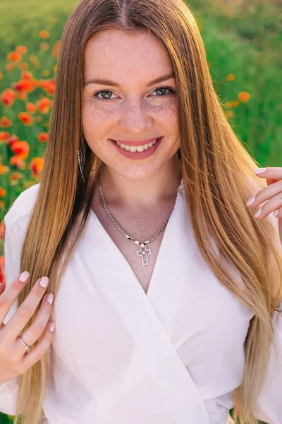 Primer Plano Chica Con Pecas Sobre Fondo Amapolas Rojas Campo — Foto de Stock