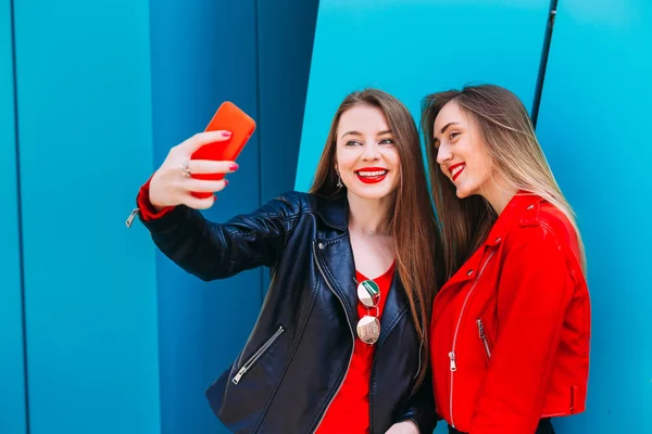 Ragazze Alla Moda Giacche Pelle Con Trucco Luminoso Prendere Selfie — Foto Stock