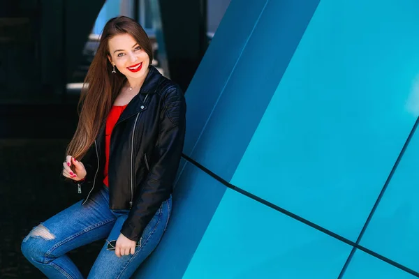 Chica Ropa Casual Con Estilo Brillante Maquillaje Posando Cerca Edificio — Foto de Stock