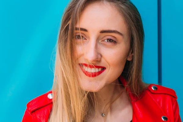 Hermosa Mujer Chaqueta Cuero Retrato Lápiz Labial Rojo Brillante — Foto de Stock