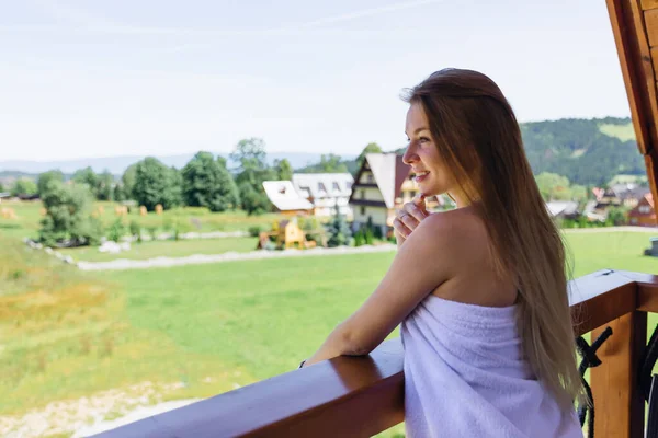 Mujer Joven Pie Balcón Toalla Blanca Admirando Vista Por Mañana — Foto de Stock