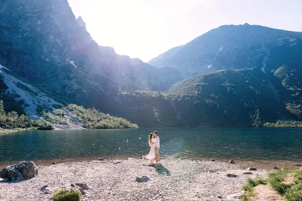 Mädchen Und Mann Küssen Sich Auf Dem See Schöner See — Stockfoto