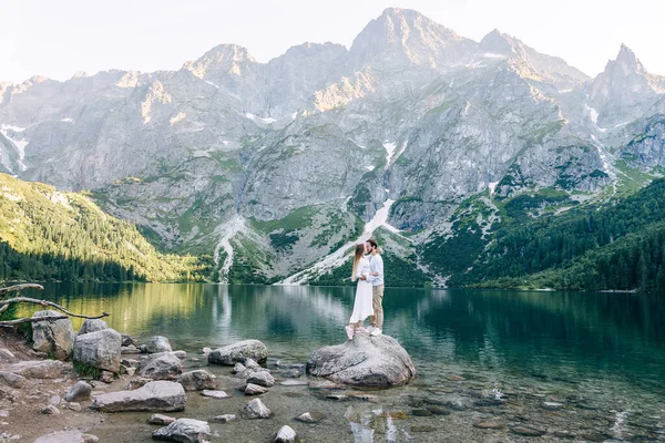Verliebte Paare Küssen Sich Auf Steinen Malerische Felsige Berge See — Stockfoto