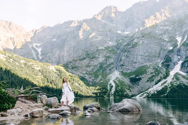 Belas Montanhas Lago Montanha Menina Esbelta Vestido Branco — Fotografia de Stock