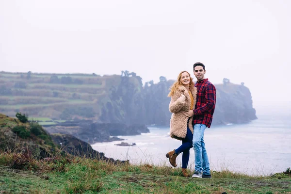 Una Pareja Enamorada Mirando Cámara Sobre Fondo Las Rocas Océano — Foto de Stock