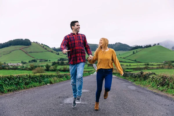 男と女が山の中の道を歩いている 手を握って — ストック写真