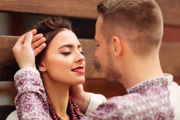 Sposa Appoggiata Muro Legno Chiuso Gli Occhi Sposo Con Una — Foto Stock