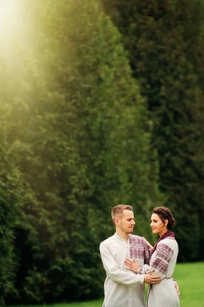 Recién Casados Ropa Bordada Parque Con Árboles Verdes Altos Luz — Foto de Stock