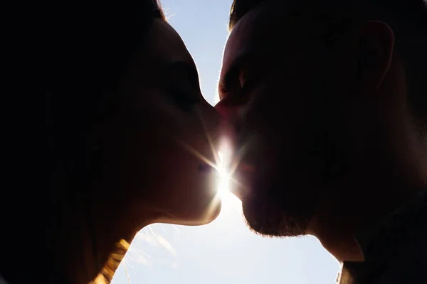 Close Faces Newlyweds Who Want Kiss Background Sunlight Sky — Stock Photo, Image
