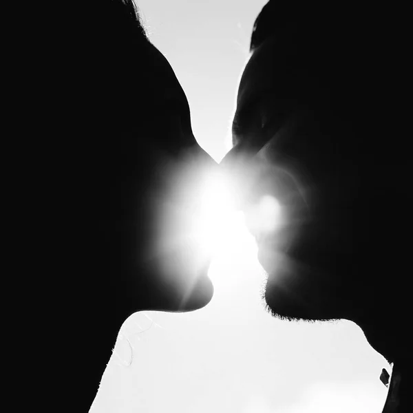 Beso Suave Con Sombras Oscuras —  Fotos de Stock