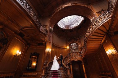 Damat gelini elinden tutar ve tahta oyulmuş merdivenlere tırmanır. Tahta budanmış güzel bir oda..