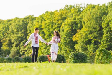 Birbirine aşık çiftler parkta birbirlerine bakıp el ele tutuşuyorlar. Doğa.