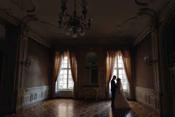 Profil Novomanželů Objímajících Hale Krásnými Interiéry Velkými Okny — Stock fotografie