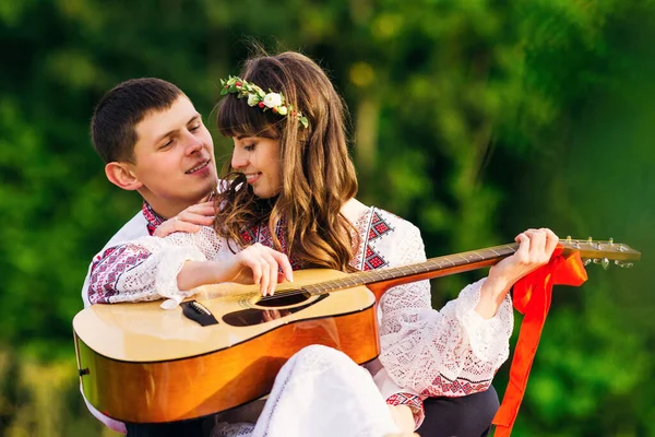 Meisje Een Geborduurde Jurk Sloot Haar Ogen Speelde Gitaar Een — Stockfoto