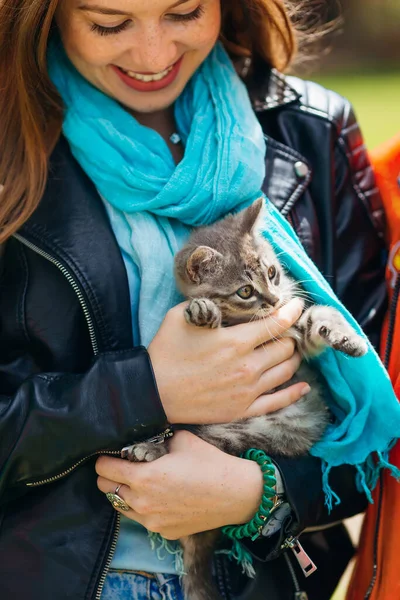 Stylish Girl Freckles Make Holds Cat Her Arms Close — Stock Photo, Image