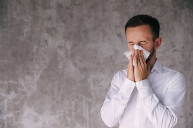 Adamı üzeceğim, burun sümkürme, ateş, soğuk algınlığı, doku hapşırması, covid-19 semptomları, grip konsepti